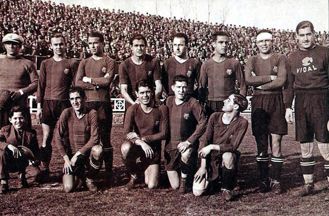 F. C. BARCELONA. Temporada 1931-32. Nogués, Ramón, Samitier, Castillo, Arnáu, Alcoriza, Arocha y Vidal de Cárcer (portero suplente). Sagi, Piera, Goiburu y Zabalo. F. C. BARCELONA 3 🆚 C. D. ESPAÑOL DE BARCELONA 2 Miércoles 10/02/1932. 15:30 horas. Campeonato de Cataluña, jornada 14. Barcelona, campo de Las Corts. GOLES: ⚽1-0: 15’, Piera. ⚽1-1: 38’, Solé de penalti. ⚽1-2: 41’, Juvé. ⚽2-2: 64’, Piera. ⚽3-2: 70’, Goiburu.