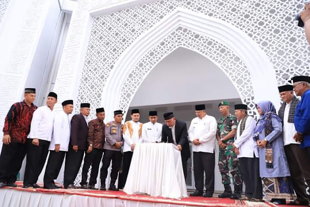 Gubernur Mahyeldi Resmikan Masjid Besar Syura Pandan