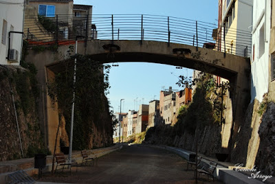 Puente que salvava las antiguas vias del tren, que dividian por la mitad el municipio de Manuel. Gracias AVE hoy este paso corresponde a una Via Verde.