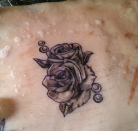 Tatouage fleur rose de Mandy Aubonnet