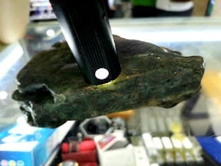 Bahan Batu Giok Jadeite Jade RJD012 Bahan Tunggal Tanpa Kulit 1.6kg Natural