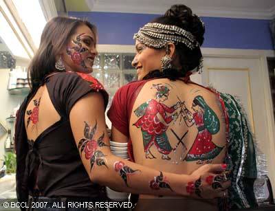 Young people create temporary tattoos on his body to the enormous variety of 