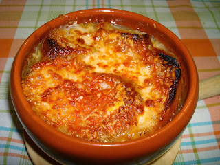 Sopa de cebolla gratinada, tomillo, pan