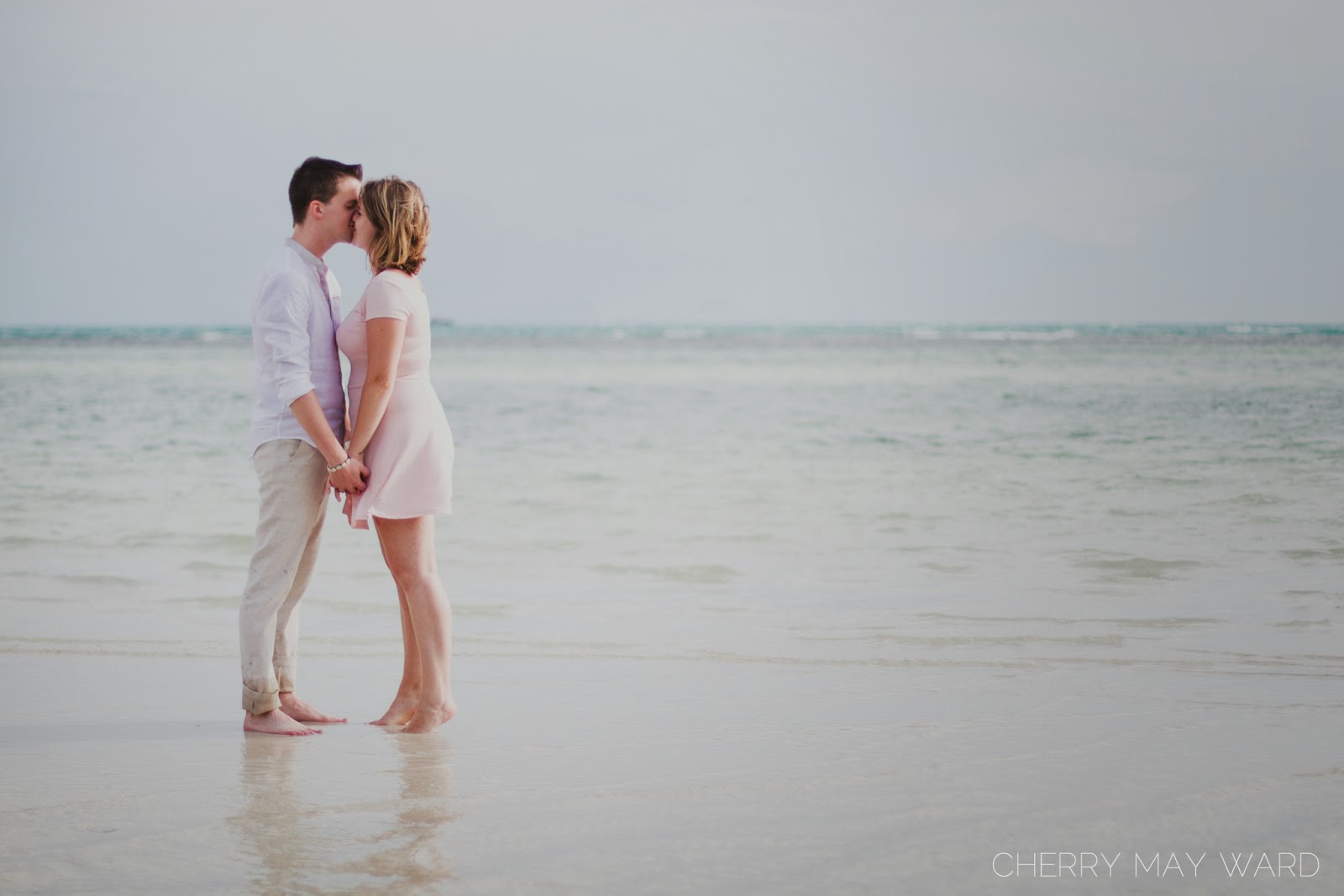 Koh Samui kiss, young couple kissing on the beach, young couple in love, photos on the beach, engagement photography in Thailand 