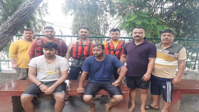     गंगा की तेज धार में बह रहे पर्यटकों को जल पुलिस ने बचाया