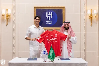 Yassine Bounou holding the Al-Hilal shirt-1