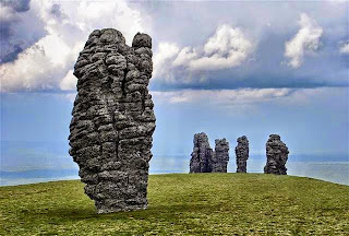 7 Strong Men, Misteri 7 Batu Raksasa Ajaib