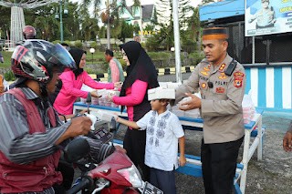 Di Hari Ke Tiga Ramadhan 1444 H, Kapolres Bersama Ibu Ketua Bhayangkari Cabang Soppeng Bagi Takjil