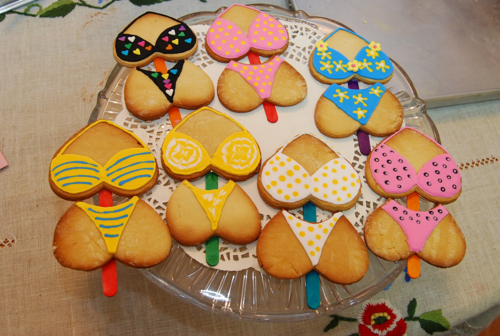 Madam R's Kitchen: Sweet toots: Bikini Iced Biscuits 