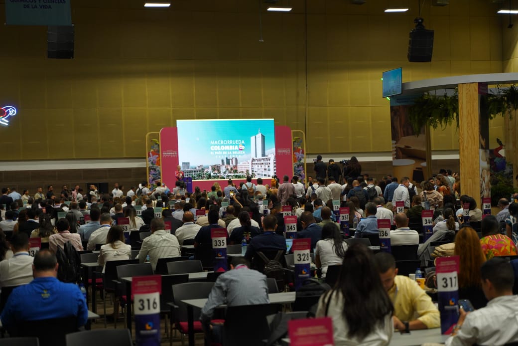Cali se abre al mundo desde la Macrorrueda 2025: un punto de quiebre para el Valle exportador Con 49 países invitados y más de 8.000 citas de negocios, la ciudad vive un momento clave que puede marcar un antes y un después en su relación con el comercio internacional Una ciudad que quiere ser protagonista Santiago de Cali recibió este 9 de julio a empresarios de 49 países para la apertura de la Macrorrueda de Negocios Colombia, el País de la Belleza 2025, el evento comercial más importante del país. Por primera vez, la capital del Valle del Cauca fue elegida como sede. El evento conto con la participación de más de 1.400 empresas nacionales y 609 internacionales, no solo convirtió a la ciudad en epicentro del comercio exterior, sino que la puso ante un espejo: ¿Está Cali realmente lista para jugar en las ligas globales? El discurso y los datos: entre la promesa y el desafío Durante el acto inaugural, el alcalde Alejandro Eder habló de progreso económico, empleos generados y una ciudad “lista para competir”. Según datos de su administración, se han creado más de 40.000 empleos formales en el primer  semestre, y 3.000 provienen de inversión extranjera. La afirmación es contundente, pero también exige seguimiento: una cifra no basta si no se convierte en impacto duradero en los barrios, en las pymes, en la vida real de la ciudad. Vallexporta: la otra cara del evento Detrás de las luces de la Macrorrueda, hubo un esfuerzo silencioso que merece atención. Vallexporta, programa de la Gobernación del Valle en alianza con seis cámaras de comercio y Acopi, logró preparar a 225 pequeñas y medianas empresas para exportar. De ellas, 125 llegaron a la Macrorrueda con la misión de abrirse paso en los mercados globales. Aquí no hubo promesas grandilocuentes: hubo formación técnica, acompañamiento comercial, y sobre todo, empresas reales con productos que quieren cruzar fronteras. Testimonios que hablan del terreno Casos como el de Natural Medic, que ya proyecta su primer envío a Florida (EE.UU.), o el de Chonta Plaza, que transforma el chontaduro en productos innovadores con mirada exportadora, reflejan lo que puede pasar cuando la estrategia y el apoyo se aterrizan. “Nos han entregado herramientas de valor”, dijo Olga Lucía Hurtado, representante de Andullo de Palmira, en tono claro y sin eufemismos. Aquí no hay storytelling: hay esfuerzo, formación y decisiones de riesgo tomadas por emprendedores que saben lo que está en juego. Una apuesta por la internacionalización que debe ser coherente La Macrorrueda también puso en evidencia que hay un ecosistema empresarial que empieza a madurar, con esfuerzos por innovar, diversificar y proyectar internacionalmente sectores como agroindustria, bioeconomía, energías limpias y moda sostenible. Pero el reto es otro: consolidar esas apuestas con infraestructura adecuada, acceso al crédito, reducción de la tramitología y sostenibilidad real. Si no hay coherencia entre el discurso y la política pública, todo este impulso corre el riesgo de ser una foto más en el archivo institucional. La región Pacífico busca hacerse oír La agenda del evento incluyó la Reunión de Alto Nivel convocada por ProColombia, con participación de alcaldes, gobernadores y representantes del sector privado. El mensaje es claro: el Pacífico colombiano no quiere ser solo una zona de paso ni un receptor de discursos. Busca posicionarse como eje económico con identidad propia. Esta es una discusión que va más allá de la coyuntura de la Macrorrueda y que implica decisiones estructurales: inversión sostenida, seguridad jurídica y visión territorial de largo plazo. Que el entusiasmo no se quede en el recinto ferial La Macrorrueda 2025 deja una postal optimista, pero también una pregunta urgente: ¿Será esta una verdadera bisagra para el desarrollo exportador de Cali y el Valle, o se quedará como una vitrina pasajera? Los protagonistas hablaron claro: los empresarios están listos, los productos existen, y la ambición está sobre la mesa. Pero el verdadero examen comienza cuando se apagan los reflectores. Desde esta redacción, se insiste en que la ciudad necesita más que eventos: requiere políticas integradas, visión sostenida y voluntad de ejecución. Cali ya fue sede. Ahora le toca demostrar que también puede ser ejemplo