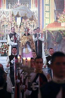 Qué sería de la Iglesia sin la Eucaristía? Sería un museo dotado de cosas antiguas y preciosas, pero sin vida. (...) Por esto Jesucristo en la Eucaristía es el corazón de la Iglesia (...) (Mons. Antonio Augusto dos Santos Marto, Obispo de Leiria-Fátima)