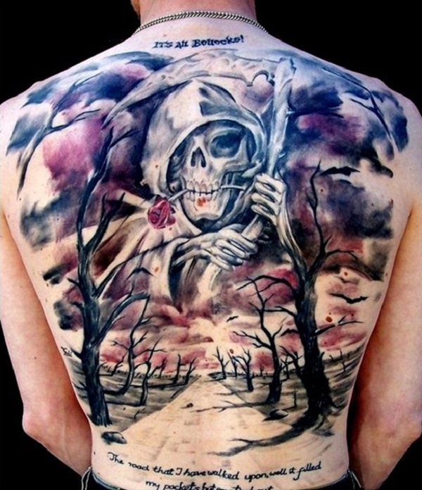 Uma colorida Grim Reaper tatuagem. Um surpreendente contraste com o habitual escuro reaper é o branco reaper abraçar as nuvens e o céu e assistir mais de uma oprimidos caminho com árvores mortas. 