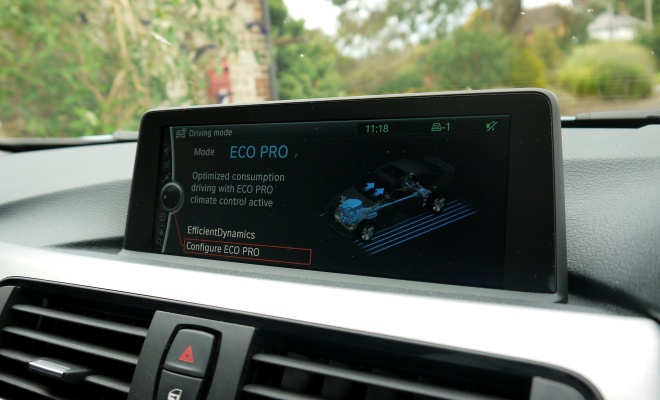 BMW 320d Efficient Dynamics - info screen