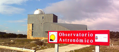 Cartel delante del edificio del observatorio astronómico de Cantabria