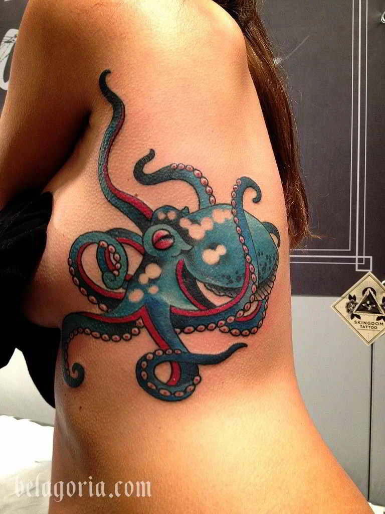 Foto de un tatuaje de Pulpo o Kraken en el costado de una mujer