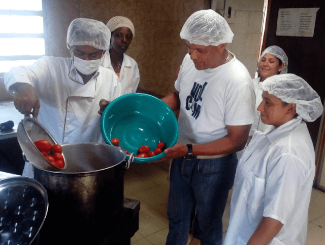 Trabajadores, maestros y promotores técnico productivo elaboran salsa de tomate 