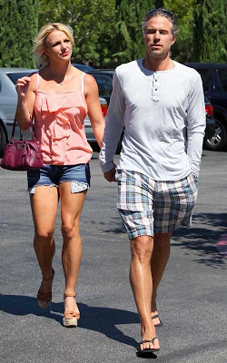 Britney Spear: Weekend Shopping with Her Boyfriend 