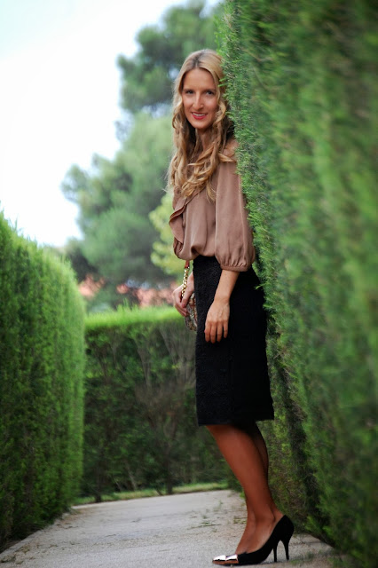 Street style, ladylike, Zara black lace pencil skirt, Zara camel blouse, Bimba & Lola Bag, Mango pumps