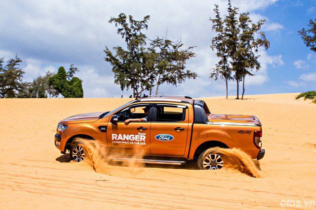 Cầm lái "vua bán tải" Ford Ranger WildTrak 2015