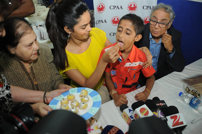 mallika sherawat visits cancer patients aid ociation. latest photos