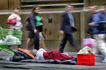 Vagabundo durmiendo en la calle