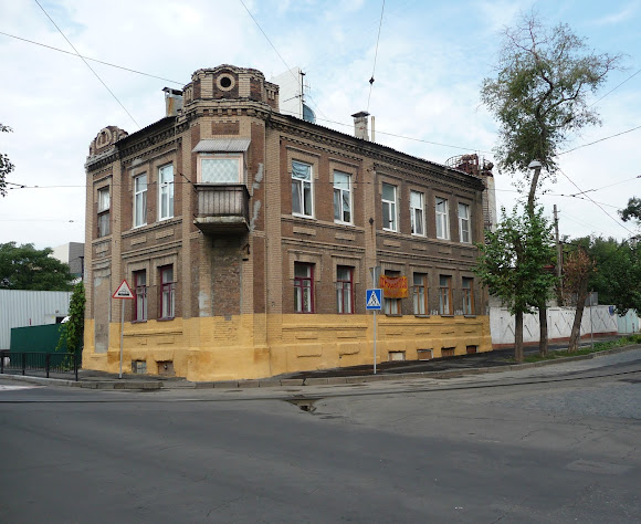 Донецьк. Вул. Челюскінців, 54. Житловий будинок