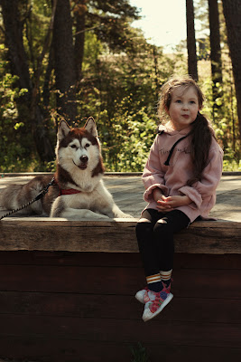 صورة بنت صغيرة وكلب هاسكي ، صور حلوه بجودة 4K