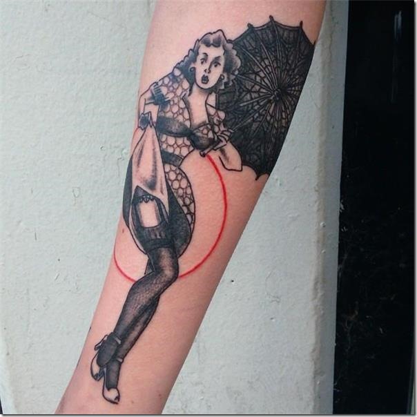 una-pinup-llena-de-actitud-y-estilo-en-el-brazo una-pinup-llena-de-actitud-y-estilo-en-el-brazo