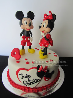 Bolo de aniversário com o Mickey e a Minnie