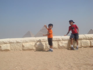 Great pyramid of Giza on hazim hand