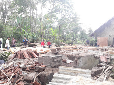 Rumah Tetangga Ambruk, Warga di Pasanggrahan Ini Antusias Bergotong Royong