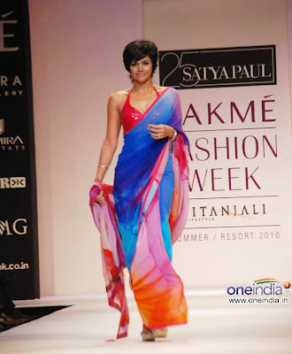 mandira bedi walk the ramp for satya paul