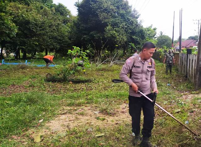 Picu Semangat Warga, Polsek Peudawa Polres Aceh Timur dan Koramil 16 Sinergi Bersihkan Makam