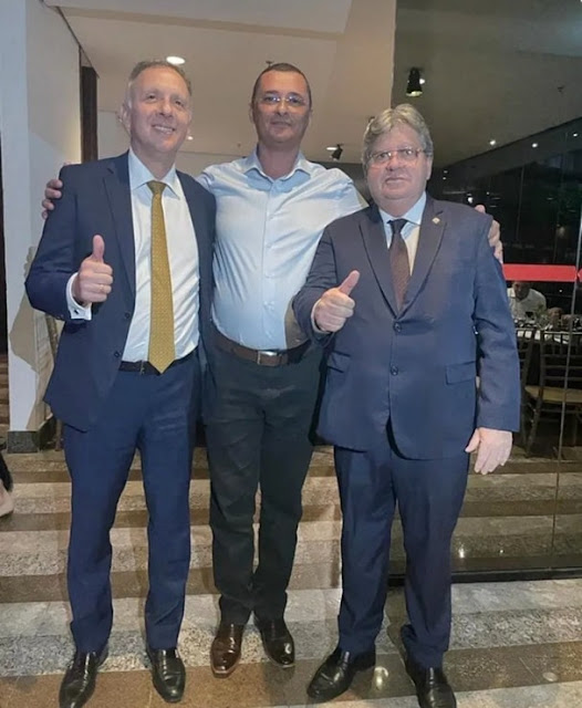 João Azevêdo reúne prefeitos e aliados em jantar em Brasília