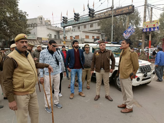 गणतंत्र दिवस के अवसर पर बॉर्डर से सटे इलाकों में सीमापुरी व साहिबाबाद पुलिस द्वारा चलाया गया चेकिंग अभियान। 