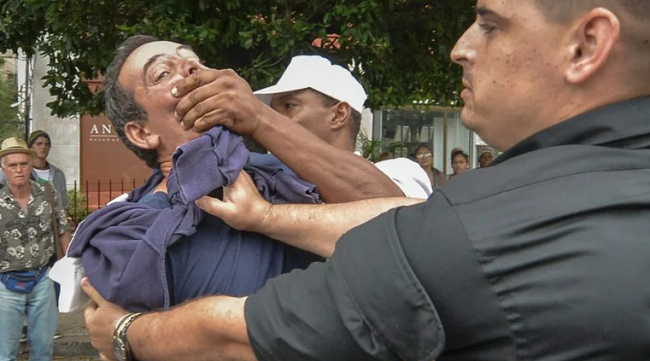 Ditadura cubana condena jornalista a 5 anos de prisão por ele convocar eleições