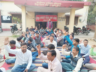 विद्युत संयुक्त संघर्ष समिति ने किया कार्य बहिष्कार | #NayaSaveraNetwork विद्युत संयुक्त संघर्ष समिति ने किया कार्य बहिष्कार | #NayaSaveraNetwork