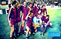 F. C. BAYERN MÜNCHEN - Munich, Alemania Federal - Temporada 1974-75 - Franz Roth, Bernd Dürnberger, Franz Beckenbauer, Klaus Wunder, Sepp Weiss, Gerd Müller y Conny Torstensson; Jupp Kapellmann, Sepp Maier, Rainer Zobel y Hans-Georg Schwarzenbeck - BAYERN MUNICH 2 (Roth y Gerd Müller) LEEDS UNITED 0 - 28/05/1975 - Copa de Europa, final - París, Francia, Estadio del Parque de los Príncipes - El BAYERN MUNICH gana su 2ª Copa de Europa