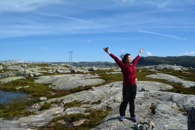 Hiking to Kjeragbolten