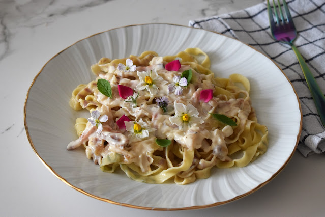 Tagliatelle con pétalos de flores y hojas de albahaca (pasta fresca paso a paso)