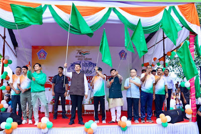 Akshay Kumar  Flagged off the 'Azadi Ka Amrit Mahotsov Run’, organised by Mumbai police , at Nariman Point, Mumbai this morning