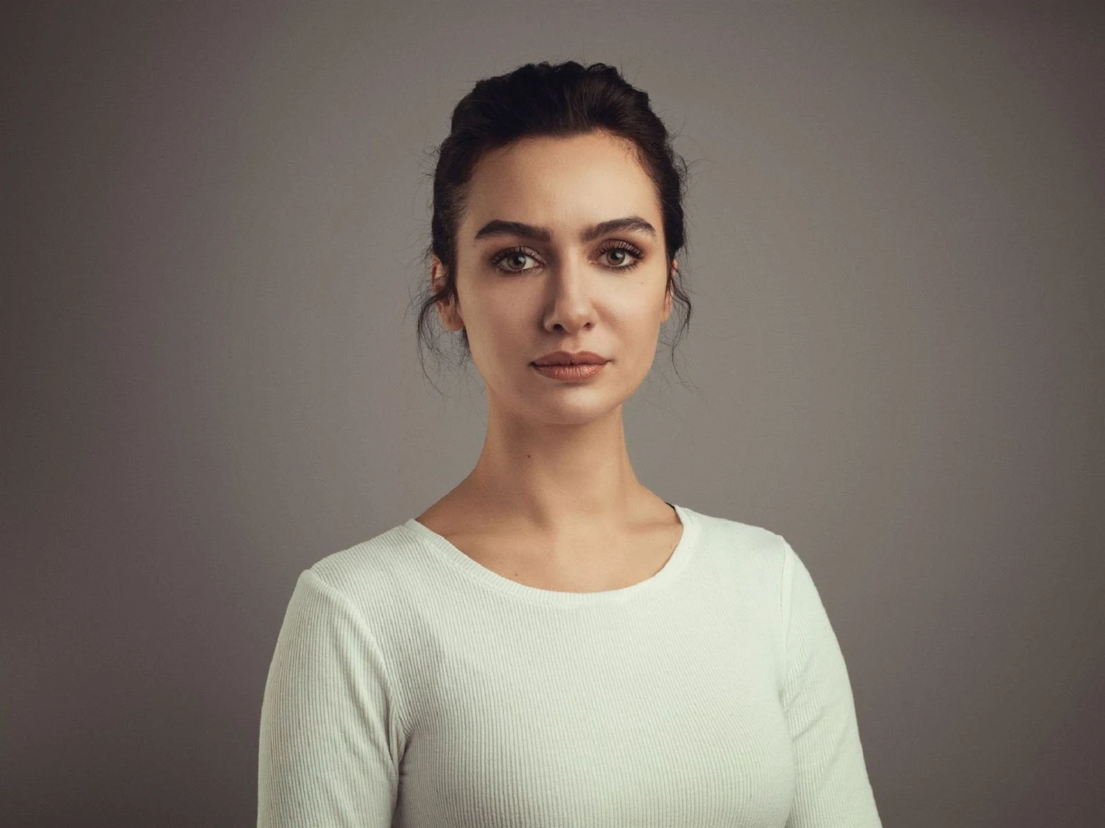 As Turkey gears up for the presidential elections on May 14th, the call to vote is being echoed by influential personalities, including actress Birce Akalay. Taking to Twitter, Akalay urged her followers to exercise their right to vote, stressing the importance and value of each vote. In a heartfelt video, she reminded viewers that no matter their political leanings, they must come together and take responsibility for their vote. With the election being one of the most crucial in the country's history, Akalay urged her followers to join her in supporting democracy and taking ownership of their vote.