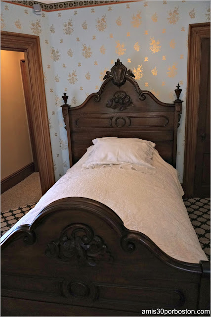 Cama del Dormitorio de la Casa Museo de Harriet Beecher Stowe en Hartford, Connecticut