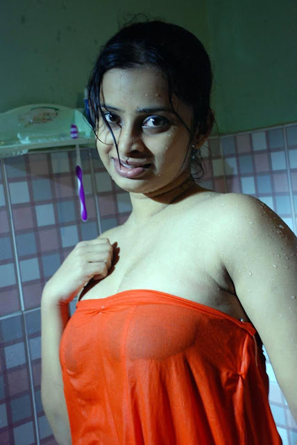 Inaian College Girls Bathing Her Lover Xxx Boobs Photo