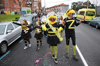 Desfile de disfraces de las fiestas de Lutxana