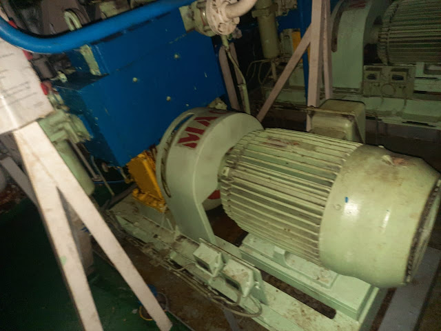 AIR COMPRESSOR TANABE H-74 Manufacturer: TANABE Type: H-74 Vertical two stage water cooled Operating pressure: 30 bar Capacity: 180 m^3/hr Revolution: 1200 rpm