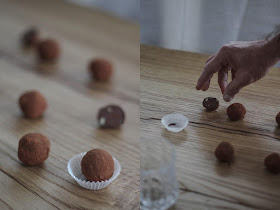 Nahaufnahme Pralinen und Hand