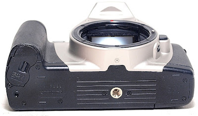 Canon EOS 300,  Bottom