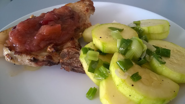 Côtes de porc cerises/rhubarbe et courgettes à l'oignon nouveau