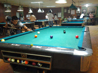 Suasana di dalam New Miami Billiard dengan Lounge Sederhana